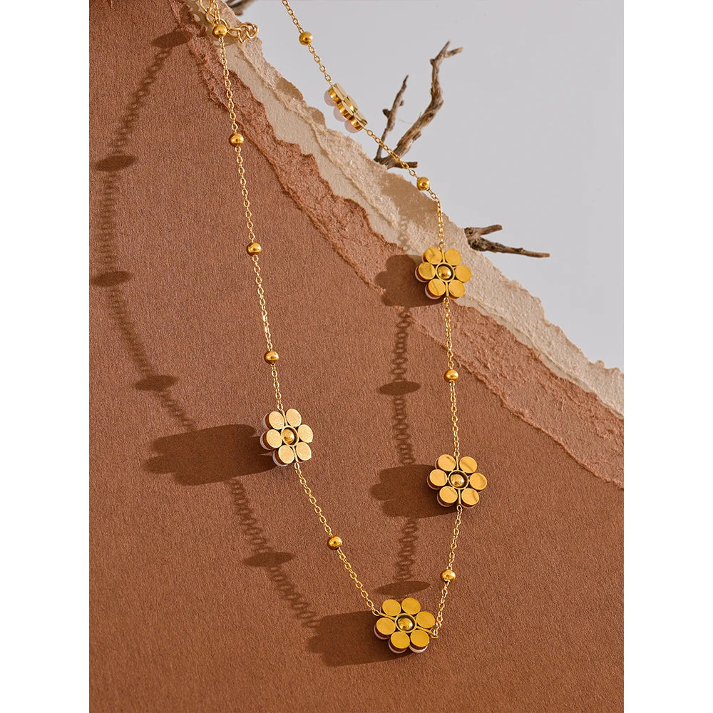 Pearl flower beaded necklace in gold-plated stainless steel with pearl.