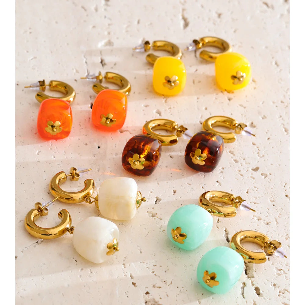 Resin acrylic geometric earrings in gold-plated stainless steel with resin and acrylic.