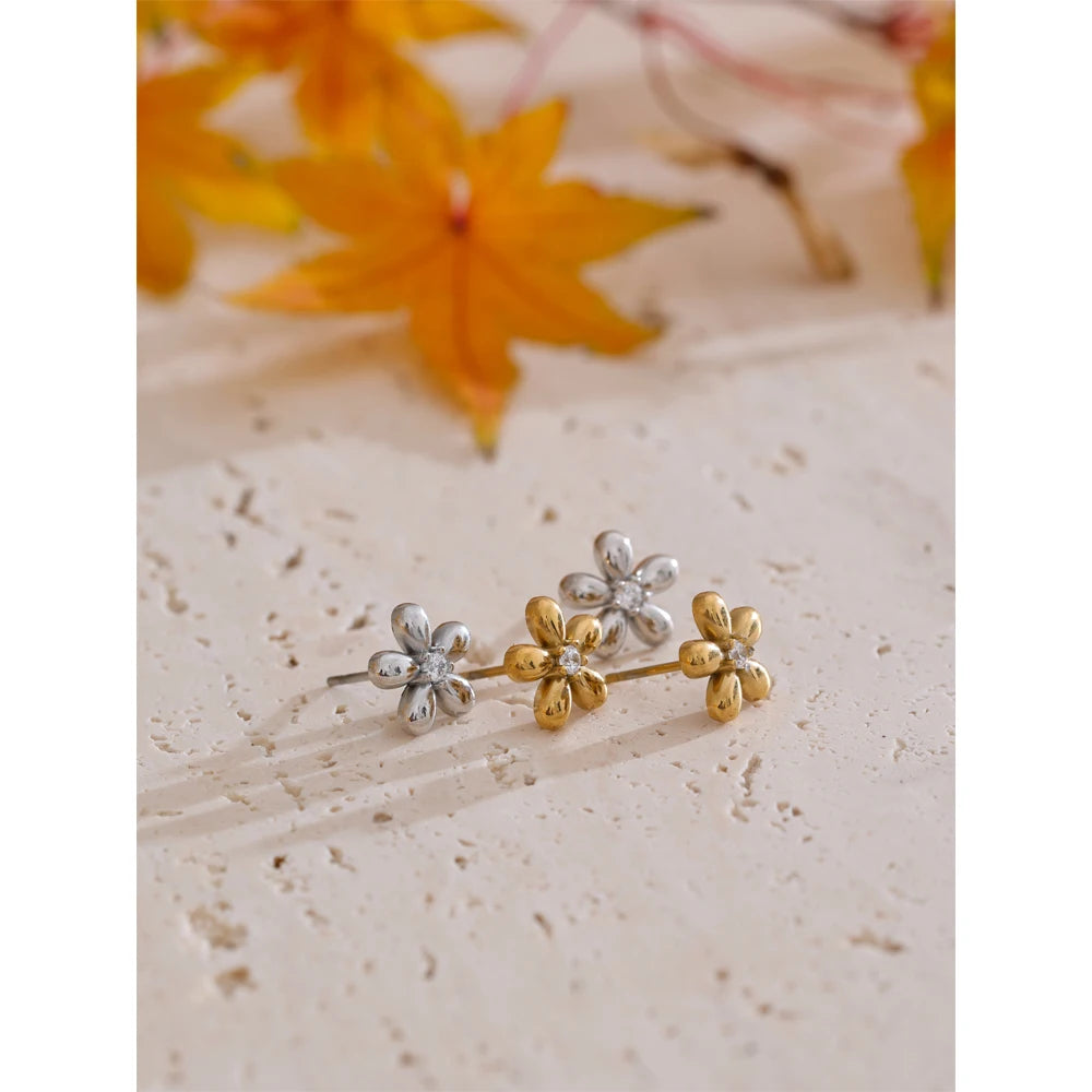 Cubic zirconia flower earrings in gold-plated stainless steel with cubic zirconia.