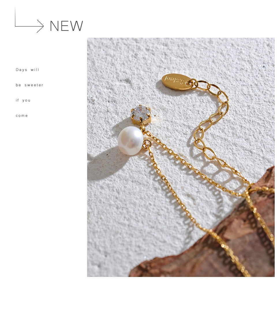 Cubic zirconia pearl geometric necklace in gold-plated stainless steel with pearl and cubic zirconia.