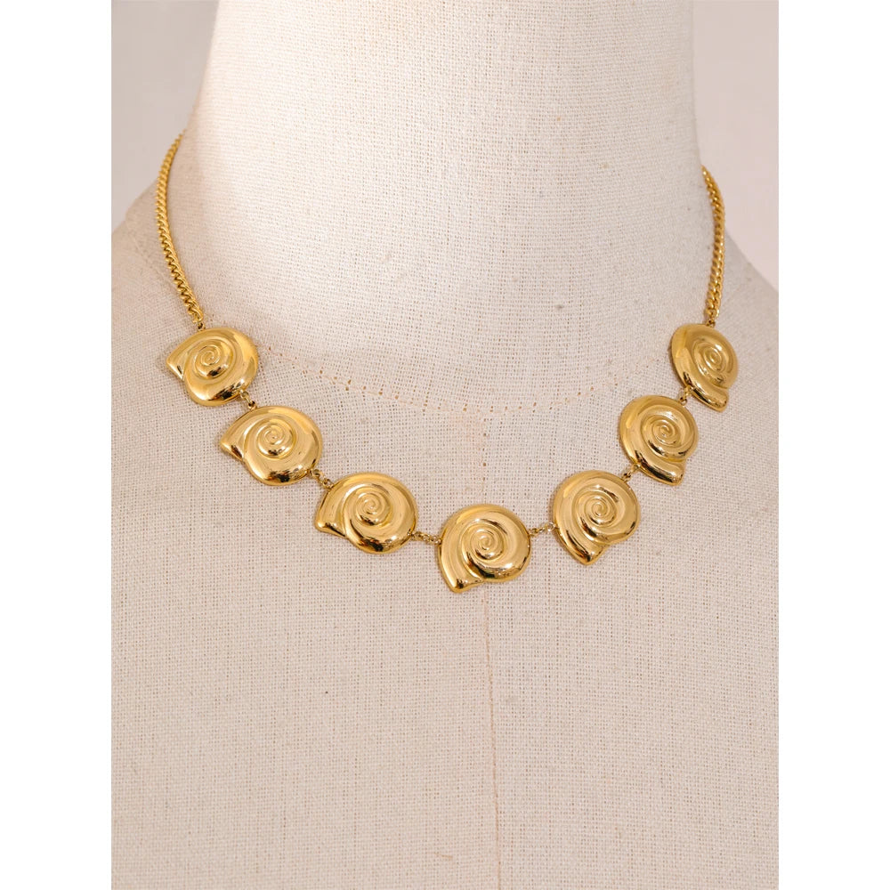 Shell geometric chain necklace in gold-plated stainless steel with shell.