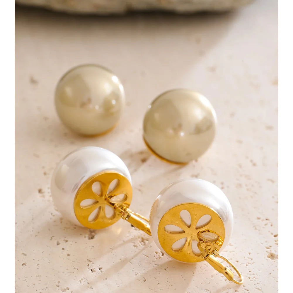Pearl geometric earrings in gold-plated stainless steel with pearl.