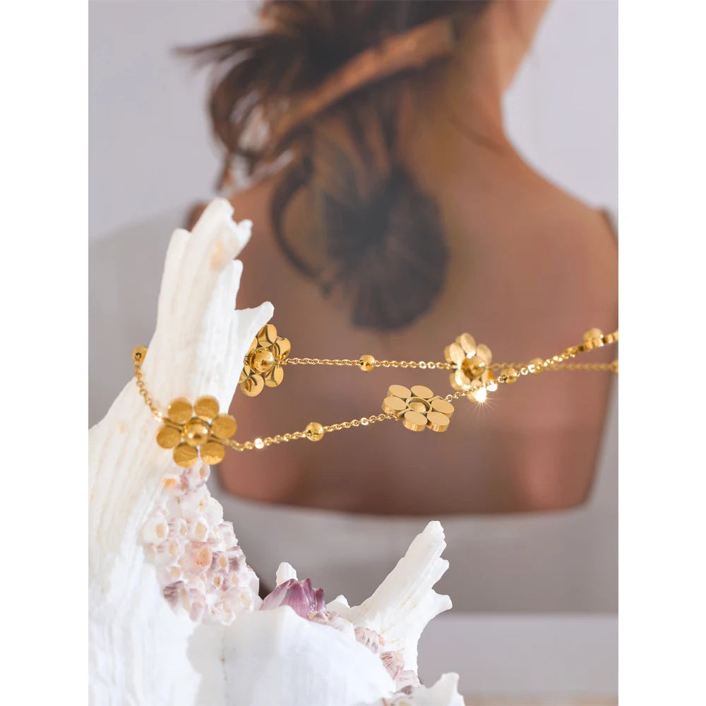 Flower geometric chain necklace in gold-plated stainless steel.