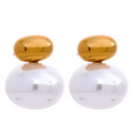 Pearl beaded geometric earrings in gold-plated stainless steel with pearl.