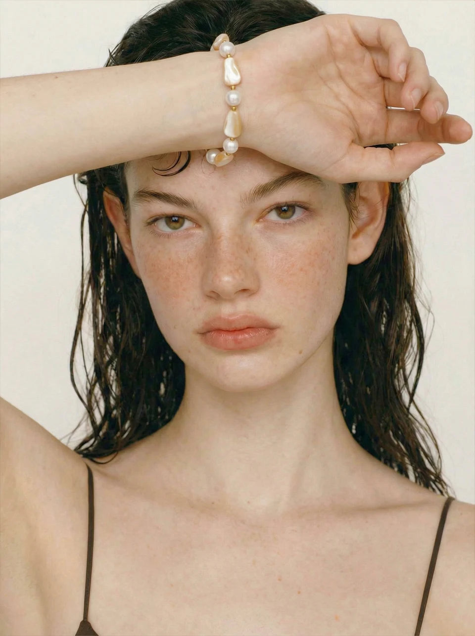 Pearl resin beaded necklace in gold-plated stainless steel with pearl and resin.