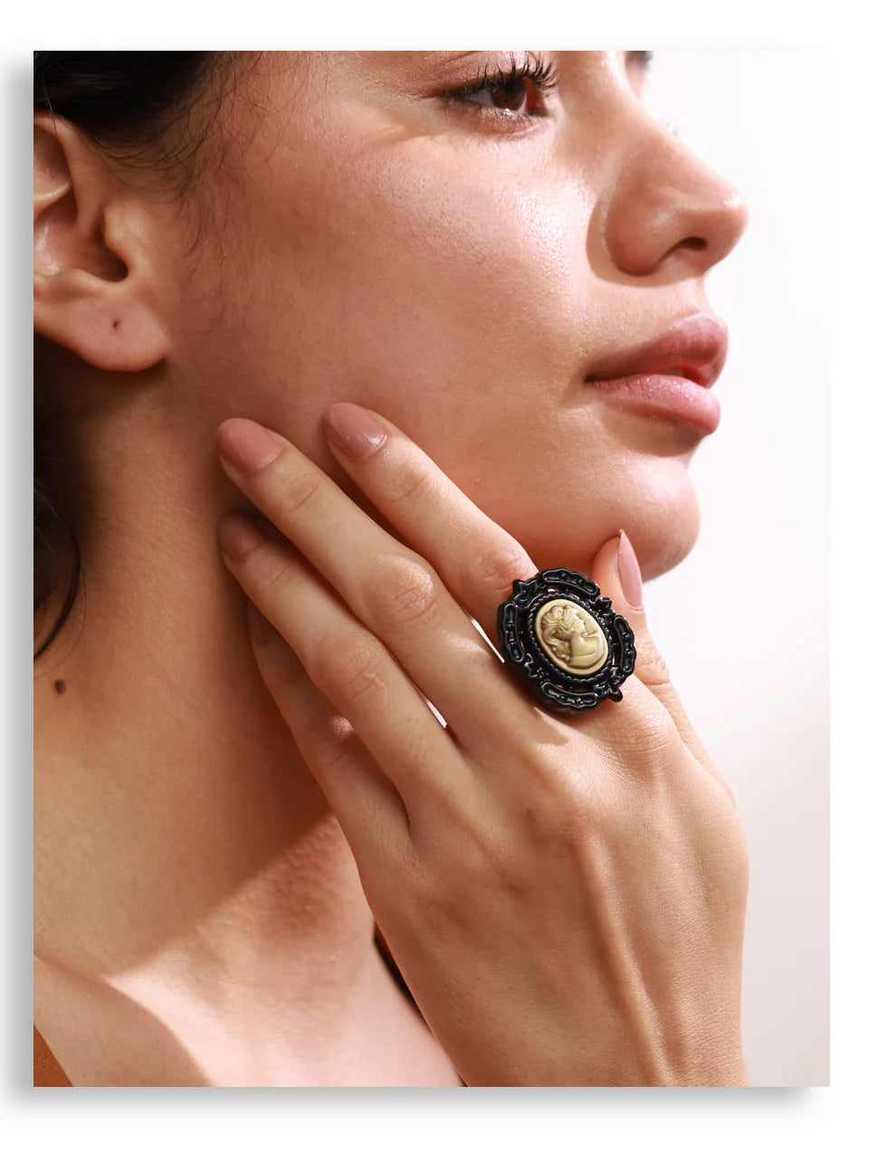 Pearl resin geometric ring in 18K gold-plated stainless steel with pearl and resin.