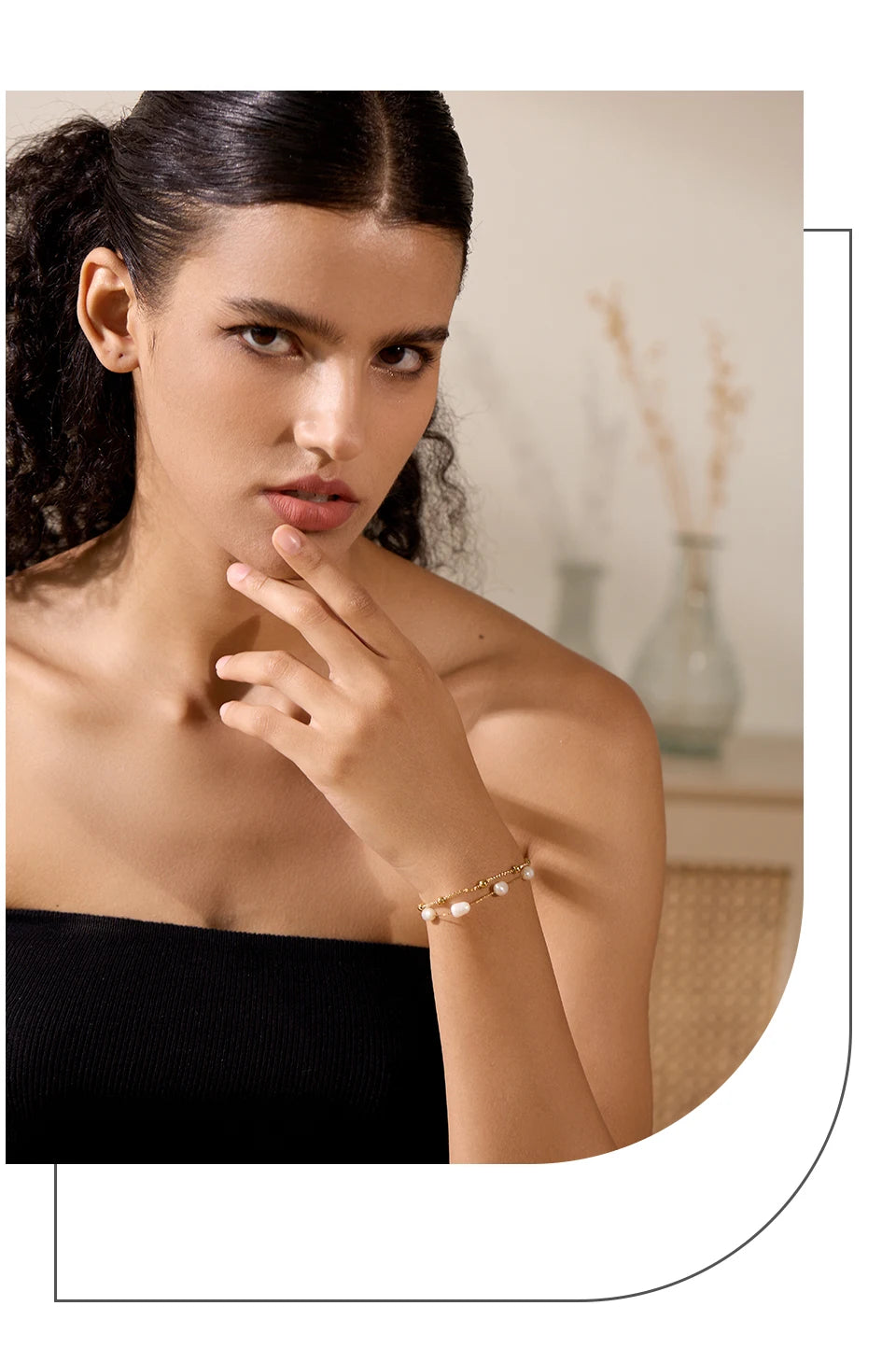 Freshwater pearl geometric chain necklace in gold-plated stainless steel with freshwater pearl.