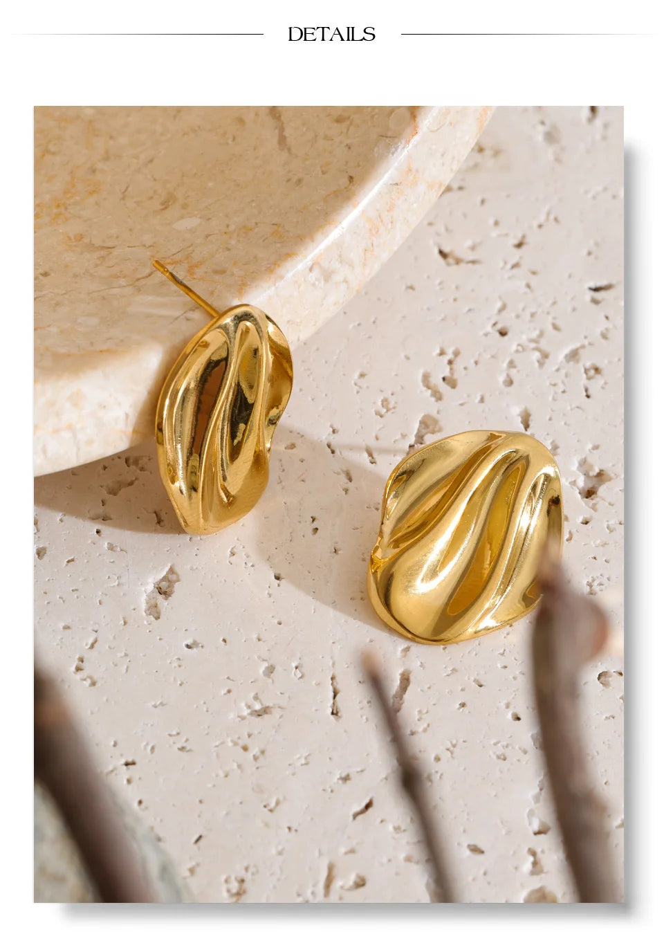 Geometric earrings in gold-plated stainless steel.