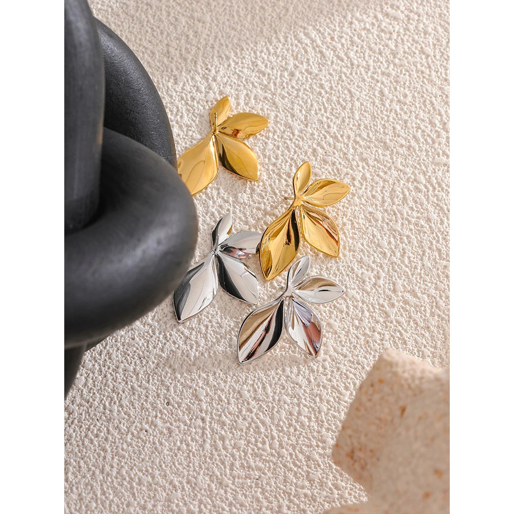 Flower geometric earrings in gold-plated stainless steel.