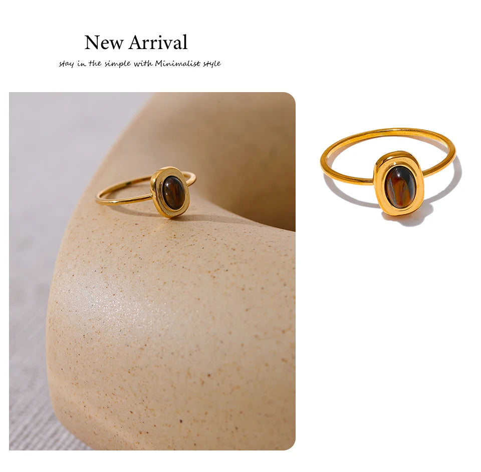 Natural stone geometric ring in 18K gold-plated stainless steel with natural stone.