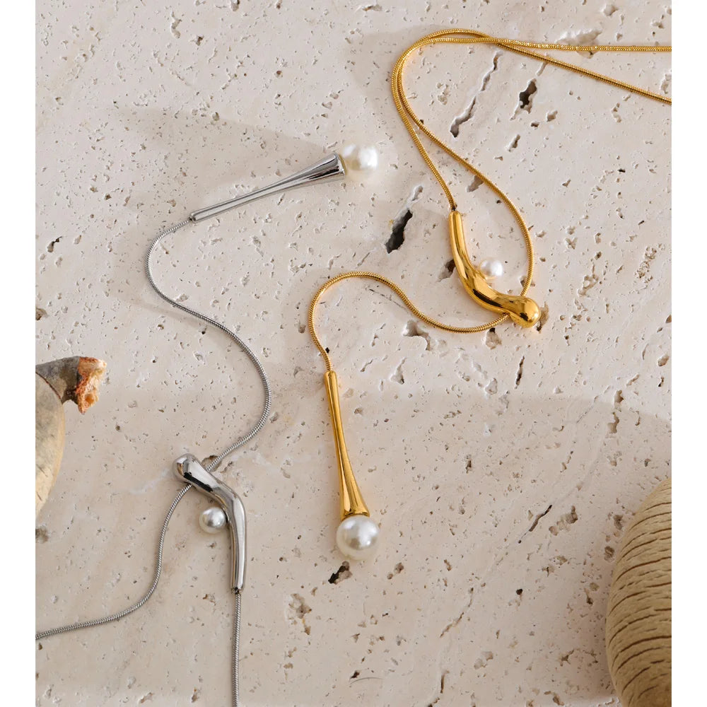 Pearl geometric chain necklace in gold-plated stainless steel with pearl.