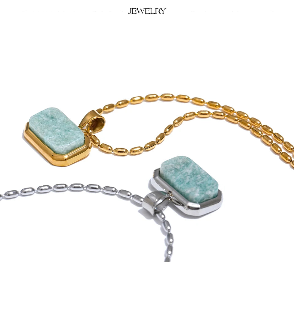 Natural stone geometric necklace in gold-plated stainless steel with natural stone.