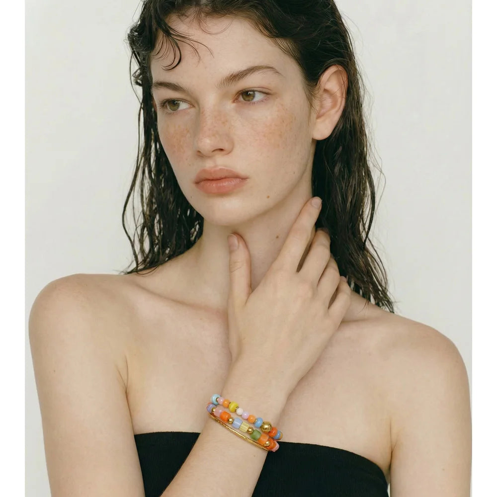 Resin acrylic beaded bracelet in gold-plated stainless steel with resin and acrylic.