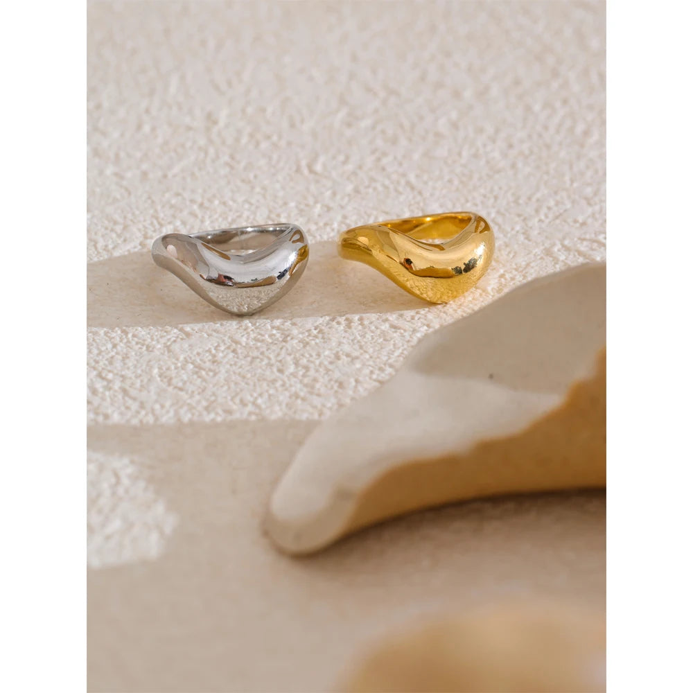 Minimalist geometric ring in 18K gold-plated stainless steel.