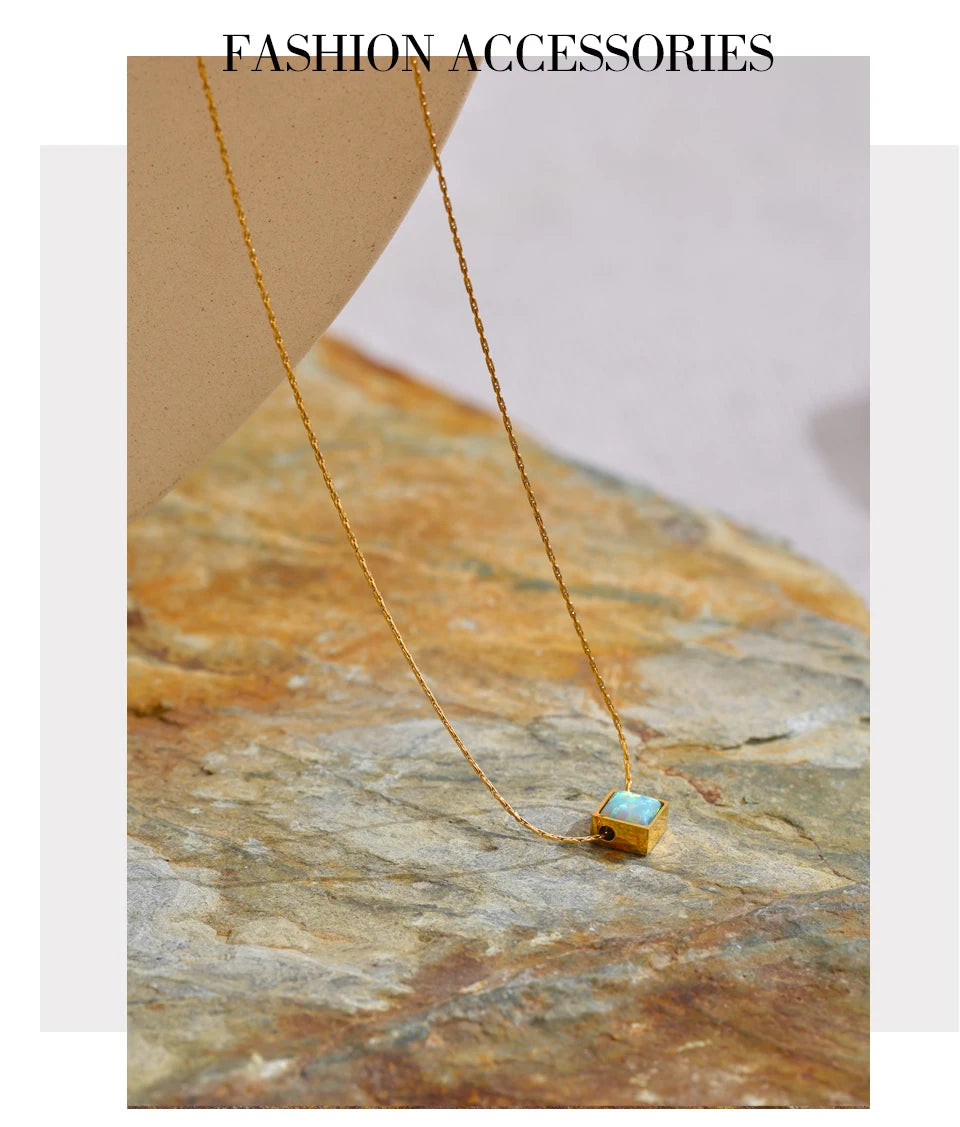 Natural stone geometric necklace in gold-plated stainless steel with natural stone.
