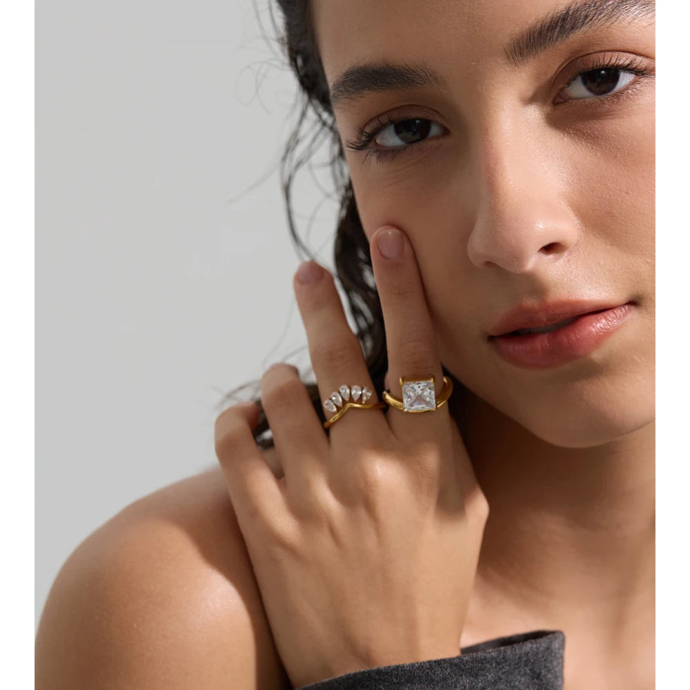 Cubic zirconia flower geometric ring in 18K gold-plated stainless steel with cubic zirconia.