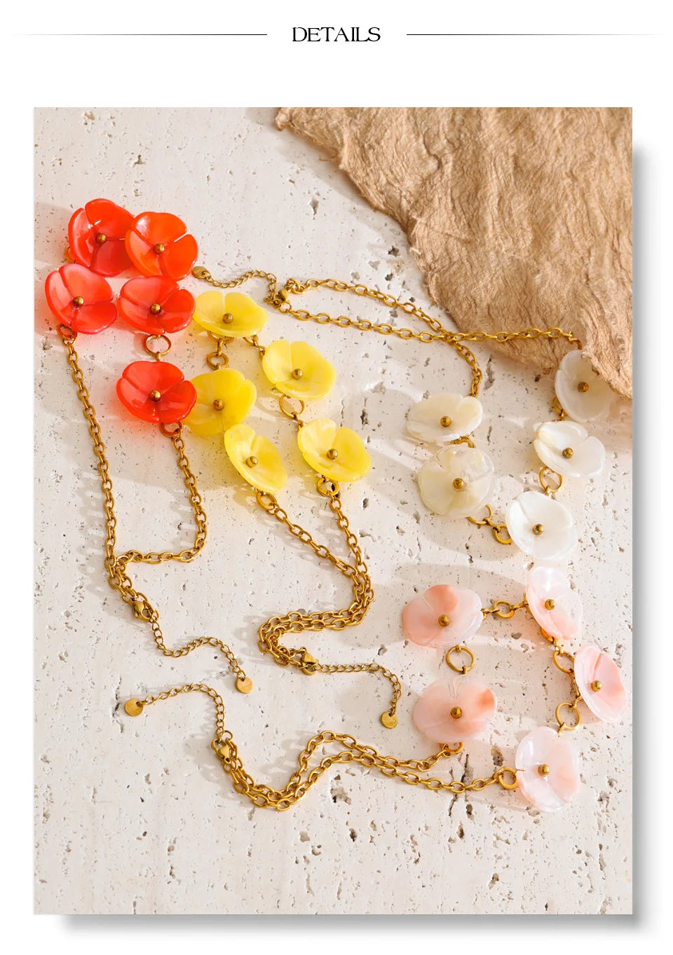 Resin flower chain necklace in gold-plated stainless steel with resin.