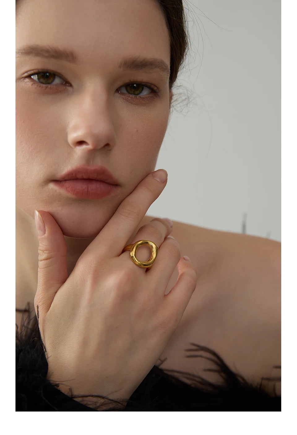 Minimalist geometric ring in 18K gold-plated stainless steel.