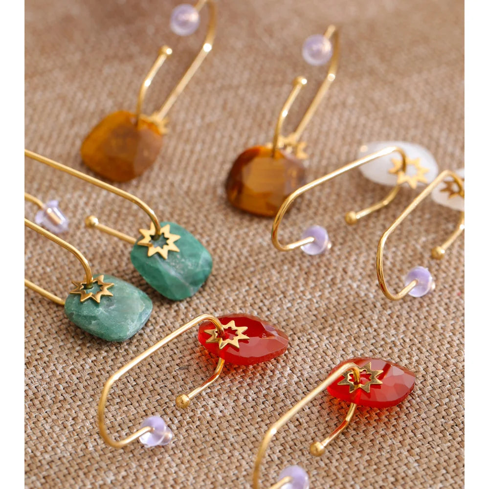 Natural stone geometric earrings in gold-plated stainless steel with natural stone.