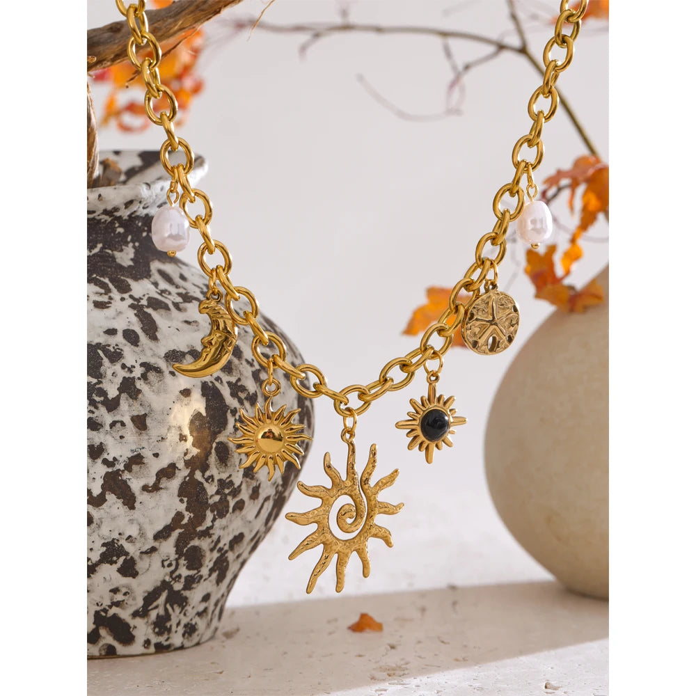 Pearl star moon necklace in gold-plated stainless steel with pearl.