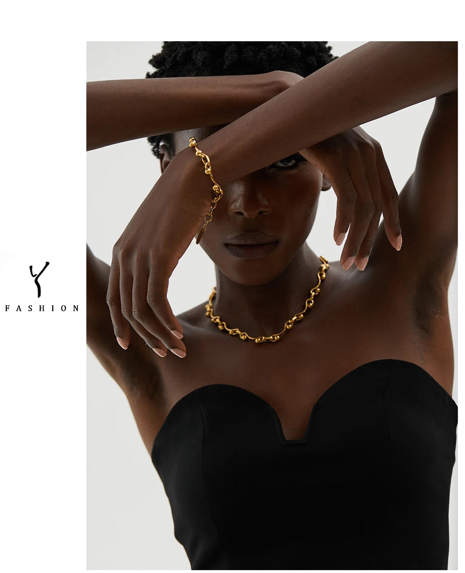 Geometric chain necklace in 18K gold-plated stainless steel.