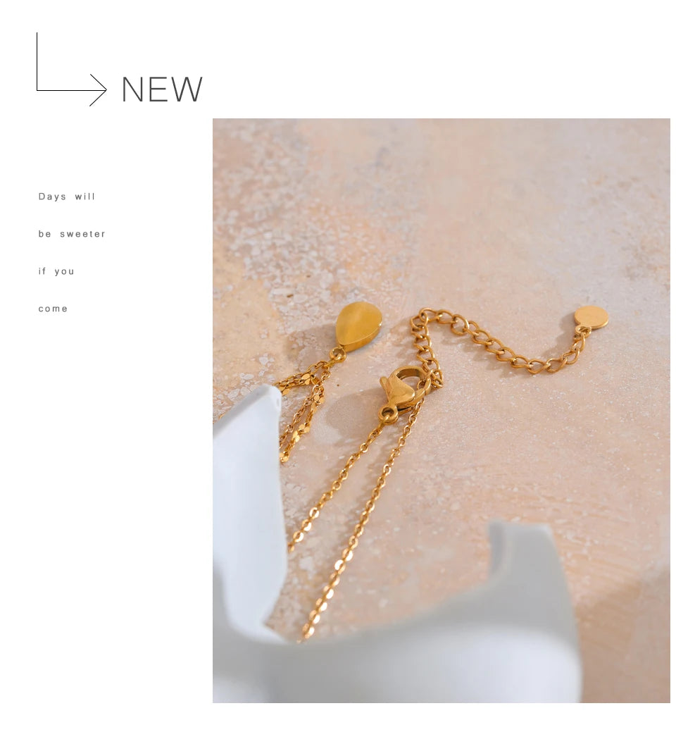 Blue natural stone geometric necklace in gold-plated stainless steel with natural stone.