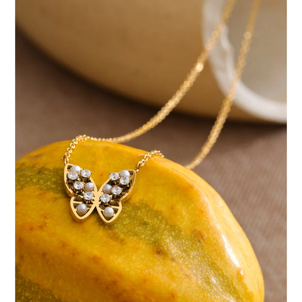 Cubic zirconia pearl butterfly necklace in gold-plated stainless steel with pearl and cubic zirconia.