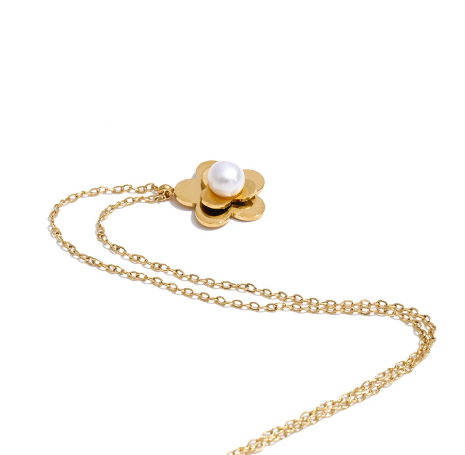 Pearl flower necklace in gold-plated stainless steel with pearl.