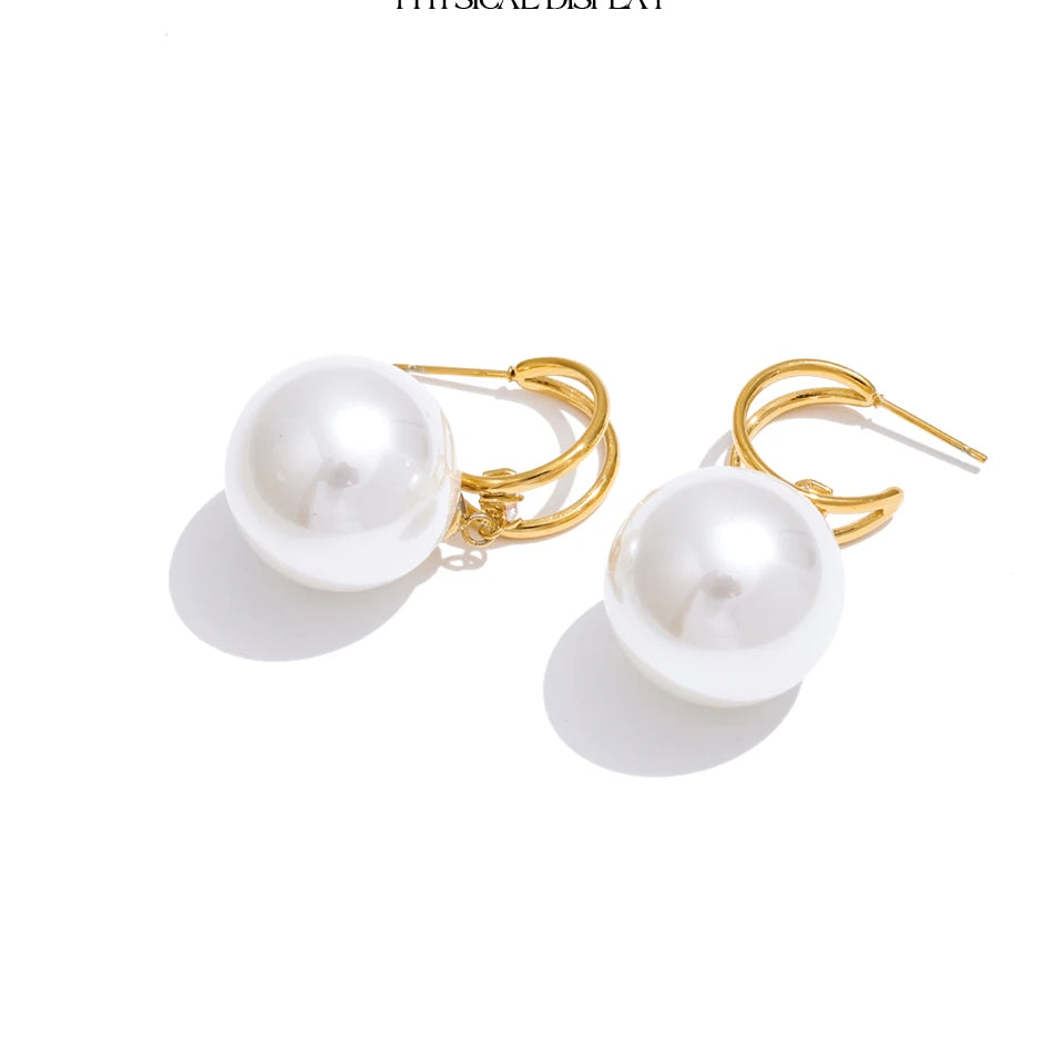 Pearl geometric earrings in gold-plated stainless steel with pearl.