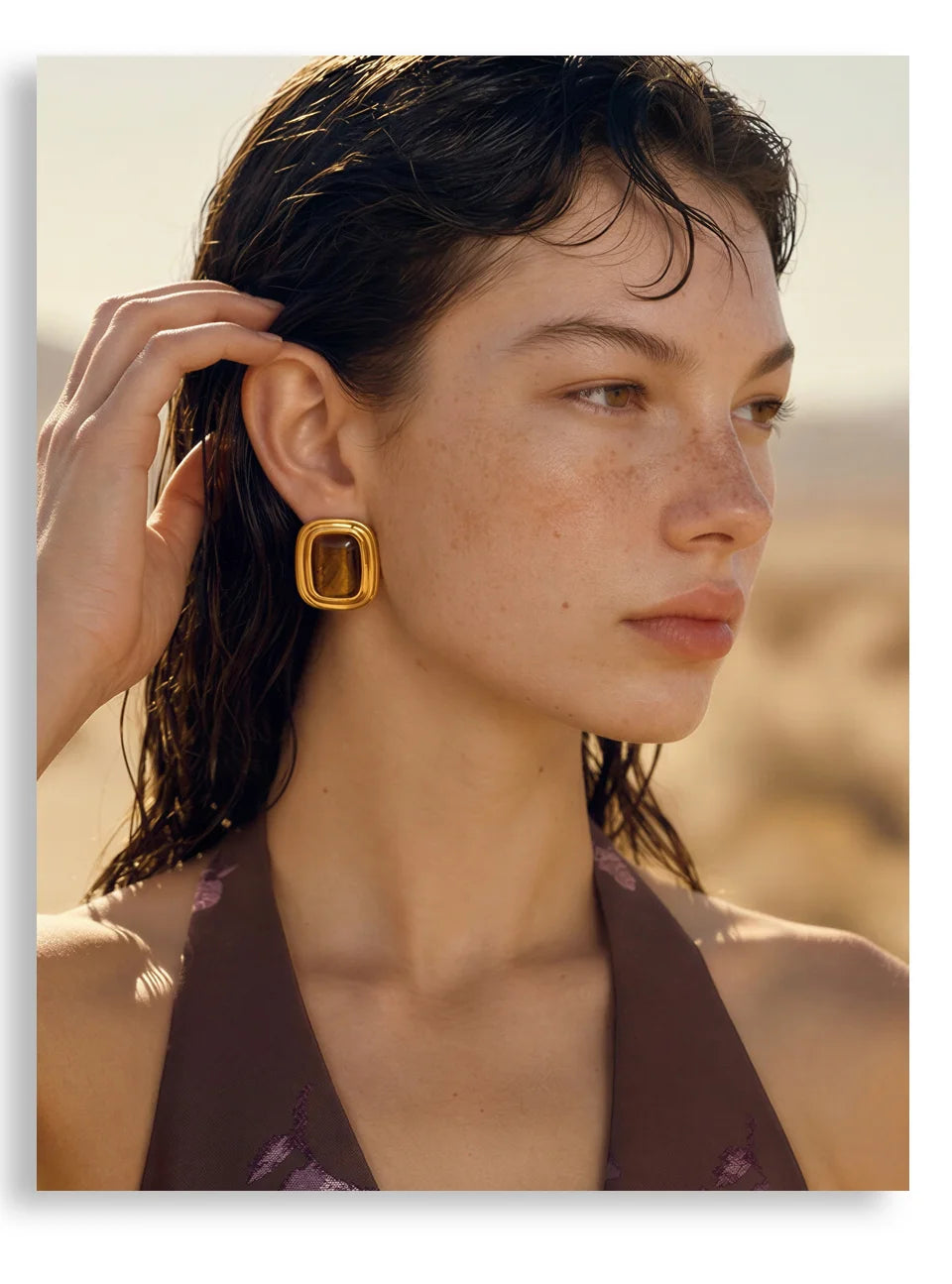 Natural stone geometric earrings in gold-plated stainless steel with natural stone.