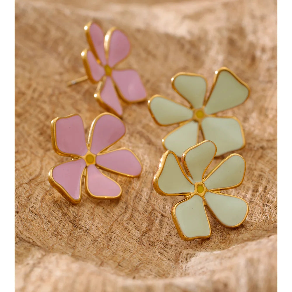 Flower earrings in gold-plated stainless steel.
