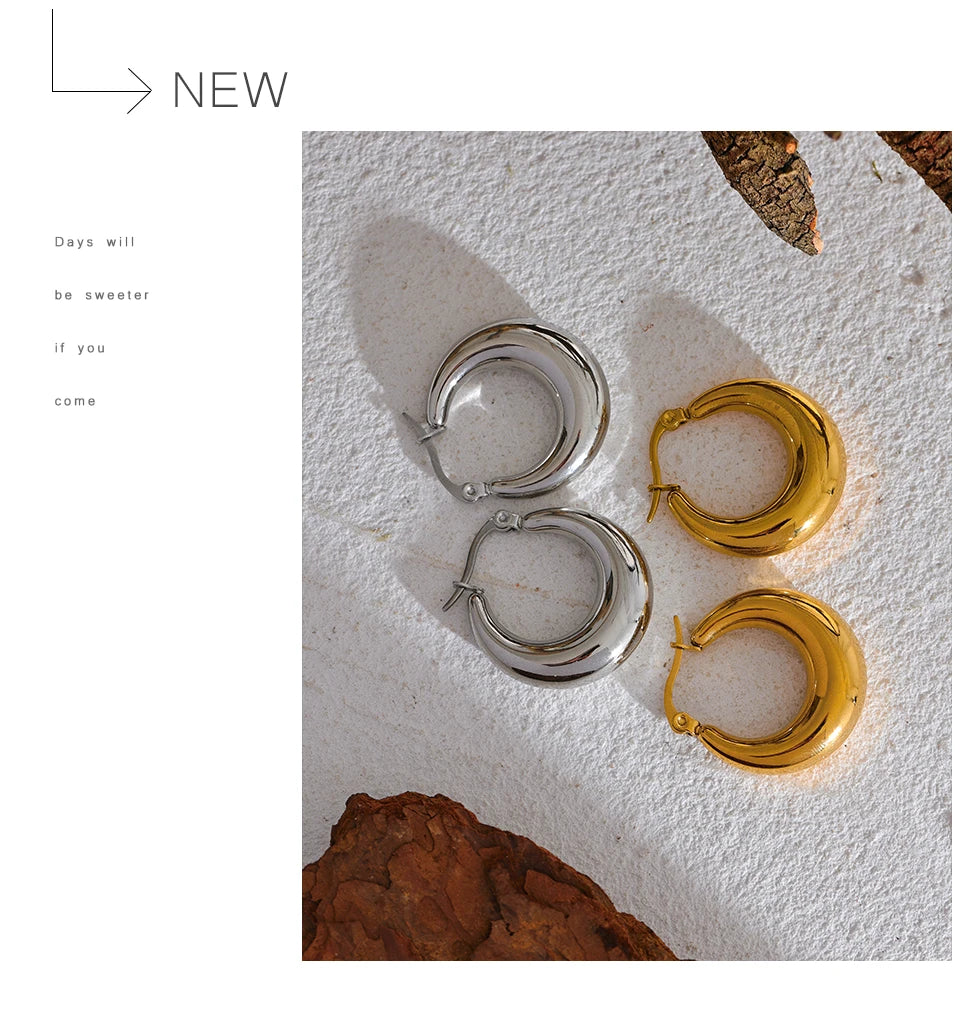 Hammered geometric earrings in 18K gold-plated stainless steel.