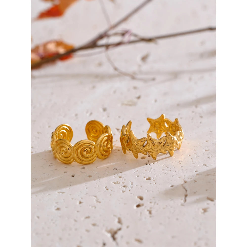 Shell geometric ring in 18K gold-plated stainless steel with shell.