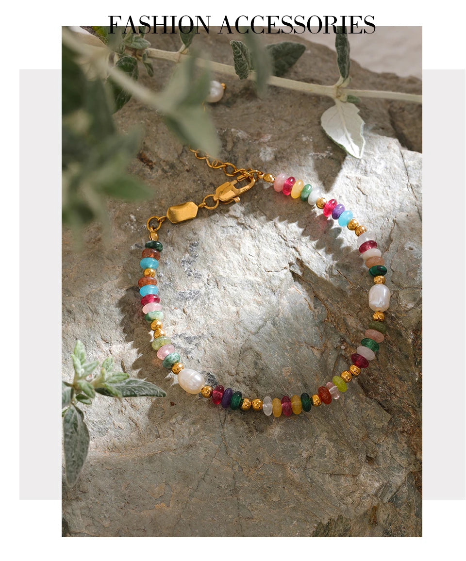 Pearl natural stone geometric necklace in gold-plated stainless steel with pearl and natural stone.