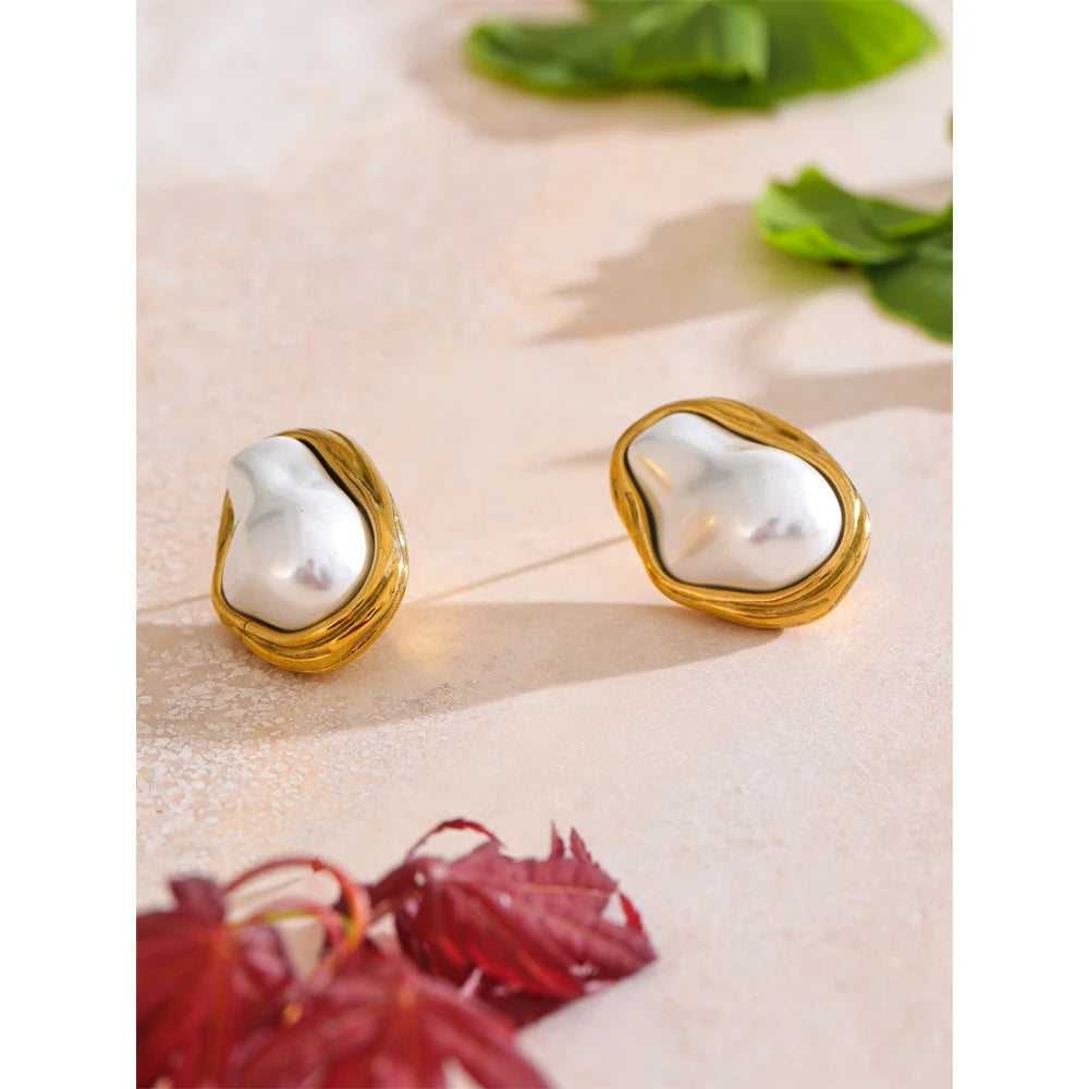 Pearl geometric chain earrings in gold-plated stainless steel with pearl.