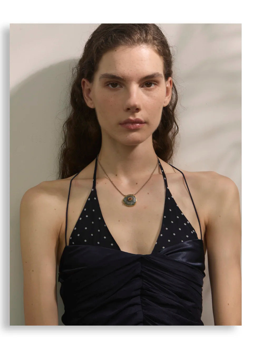 Natural stone geometric necklace in gold-plated stainless steel with natural stone.