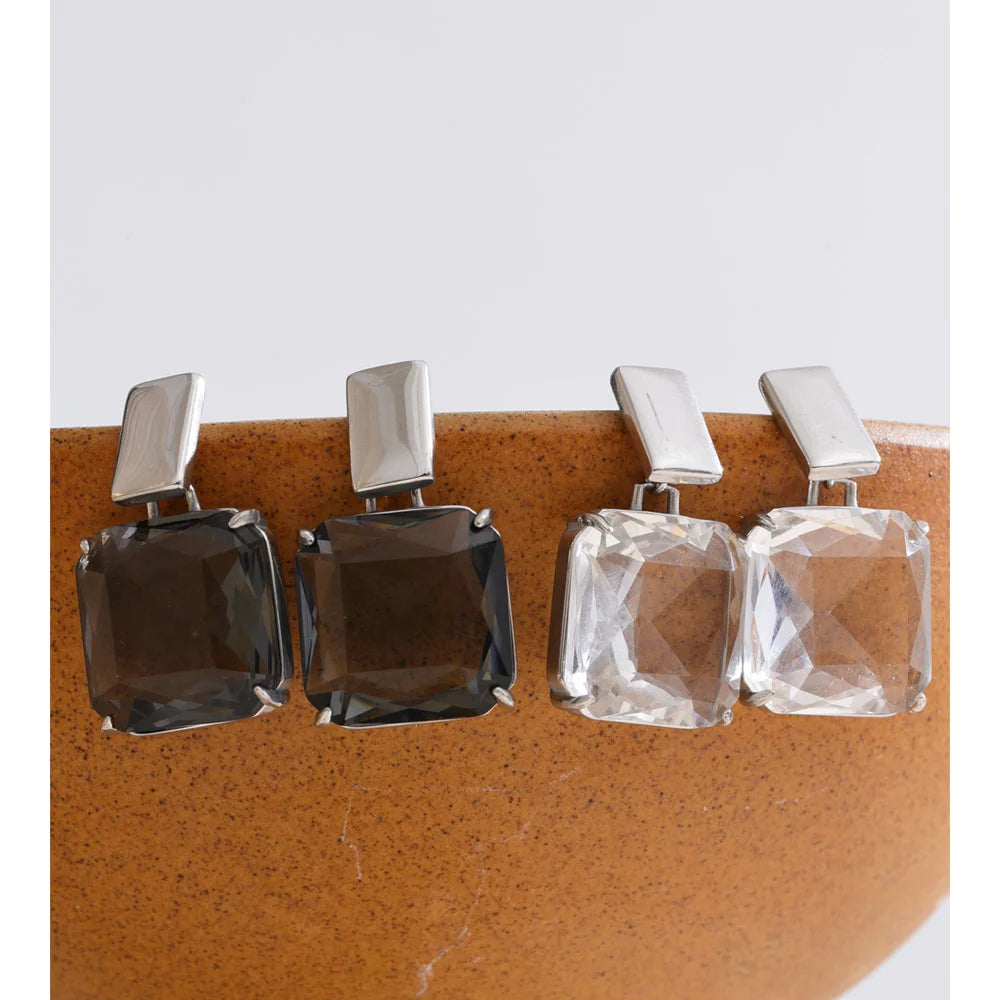 Cubic zirconia geometric earrings in gold-plated stainless steel with cubic zirconia.