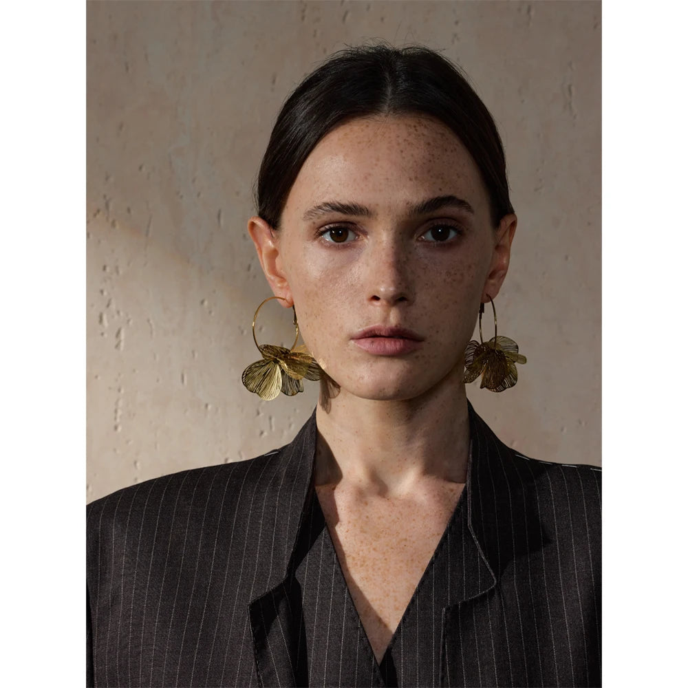Flower geometric earrings in gold-plated stainless steel.