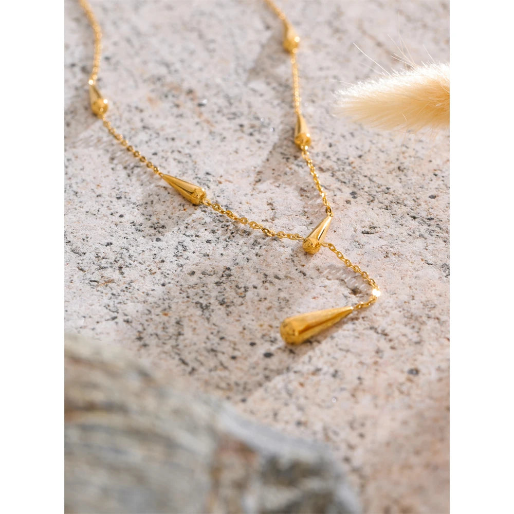 Geometric necklace in gold-plated stainless steel.