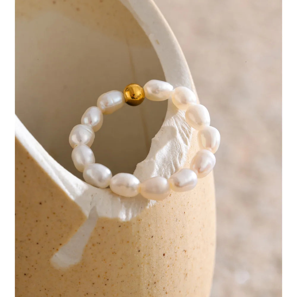 Freshwater pearl geometric ring in 18K gold-plated stainless steel with freshwater pearl.