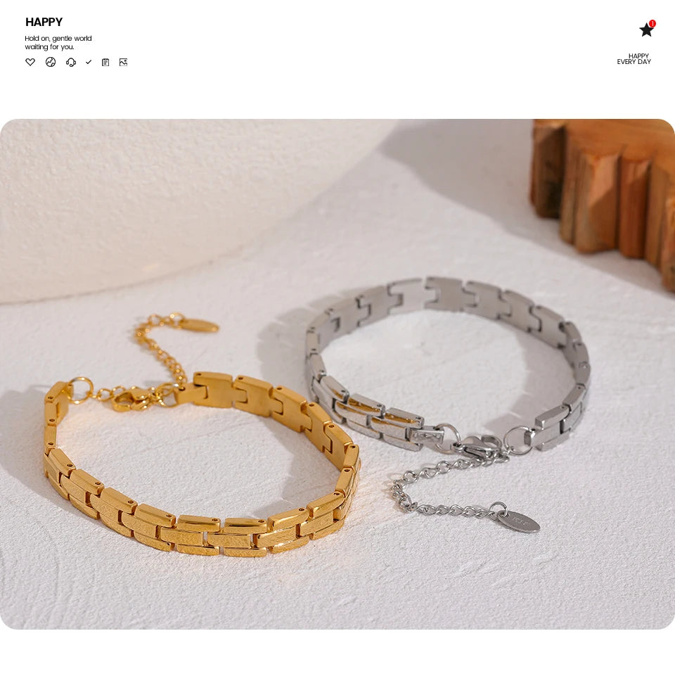 Geometric chain necklace in gold-plated 316L stainless steel.