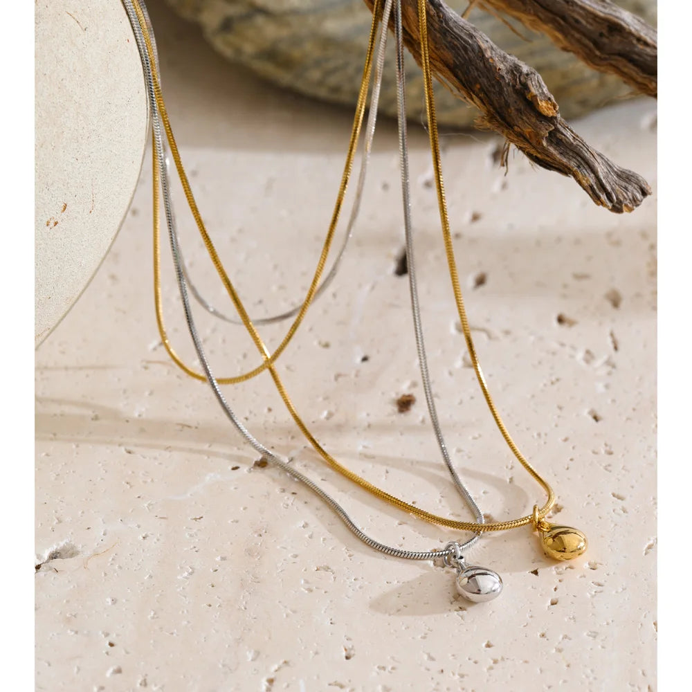 Geometric chain necklace in gold-plated stainless steel.