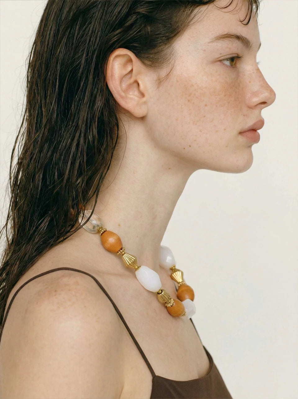Resin beaded geometric necklace in gold-plated stainless steel with resin.