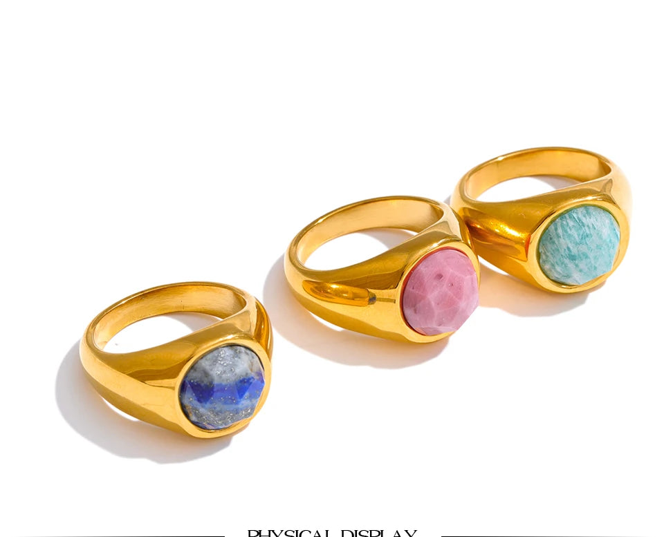 Natural stone geometric ring in 18K gold-plated stainless steel with natural stone.
