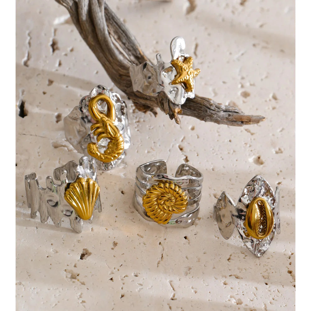 Shell star geometric ring in 18K gold-plated stainless steel with shell.