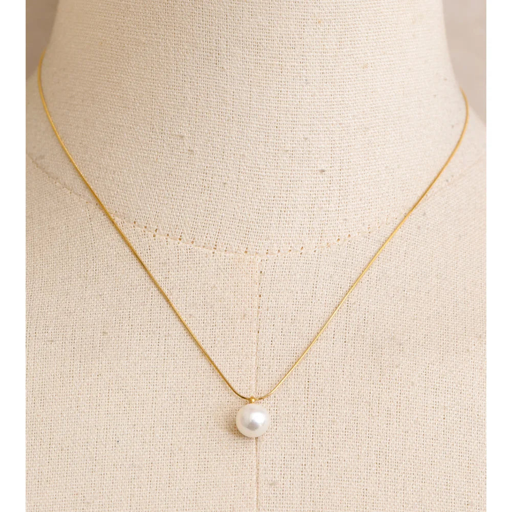 Pearl coin geometric necklace in gold-plated stainless steel with pearl.