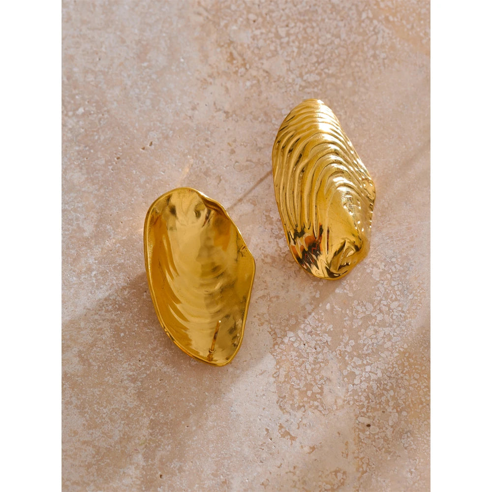 Geometric earrings in gold-plated stainless steel.
