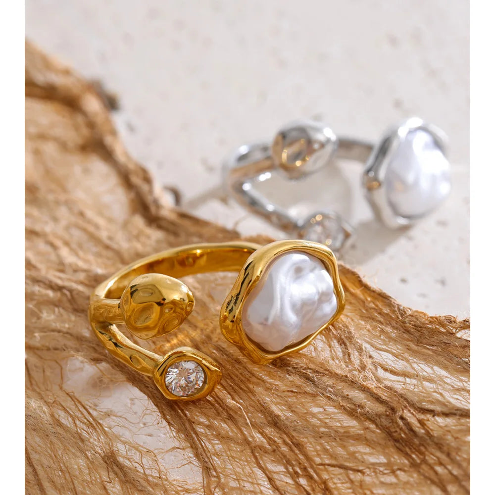 Cubic zirconia pearl geometric ring in gold-plated stainless steel with pearl and cubic zirconia.