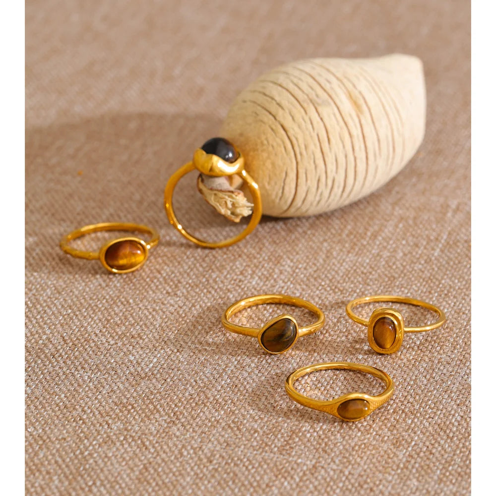 Natural stone geometric ring in 18K gold-plated stainless steel with natural stone.