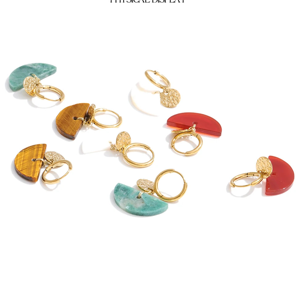 Natural stone geometric earrings in gold-plated stainless steel with natural stone.